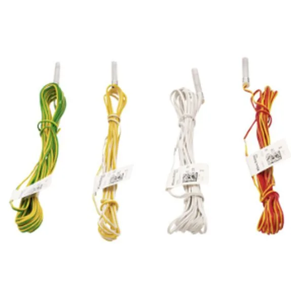 Quatre détonateurs électriques enroulés côte à côte, aux fils de couleurs différentes — vert, jaune, blanc et rouge — sur fond blanc.