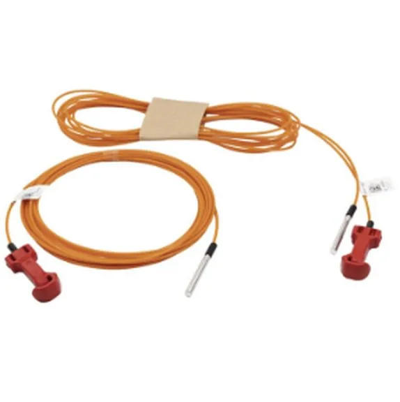 Un ensemble d'amorçage non électrique : un tube orange enroulé, terminé par des raccords de surface rouges, sur fond blanc.